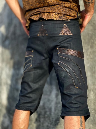 Men’s shorts length 3 quarters, leather and brass details